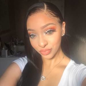 Meet your Posher, Kayla